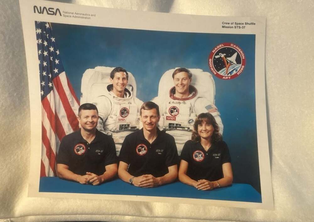 NASA Space Shuttle STS-37 Crew Photograph Fact Card